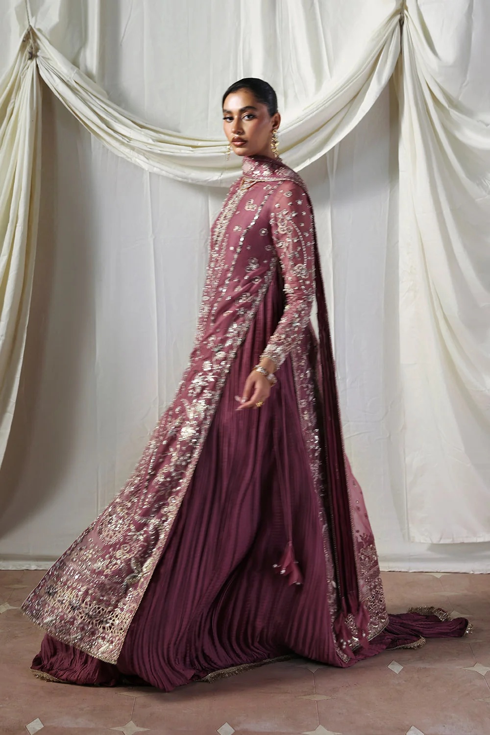 ISOLDE - SORAYA clothing in mauve tones.